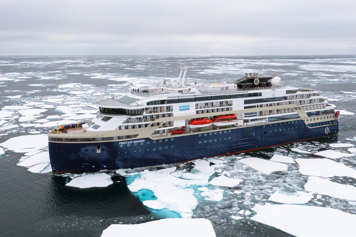 MS Fridtjof Nansen — Das Hybrid-Expeditionsschiff aus der Luft · Foto: Espen Mills