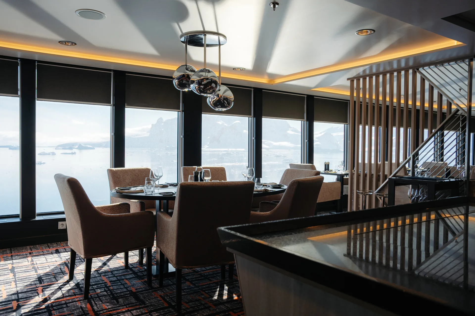 Restaurant Lindstrøm — À-la-carte-Fine-Dining mit Panoramablick auf die Polarlandschaft — feine Gourmetküche mit skandinavischer Inspiration (für Suiten-Gäste inklusive) · Foto: HX