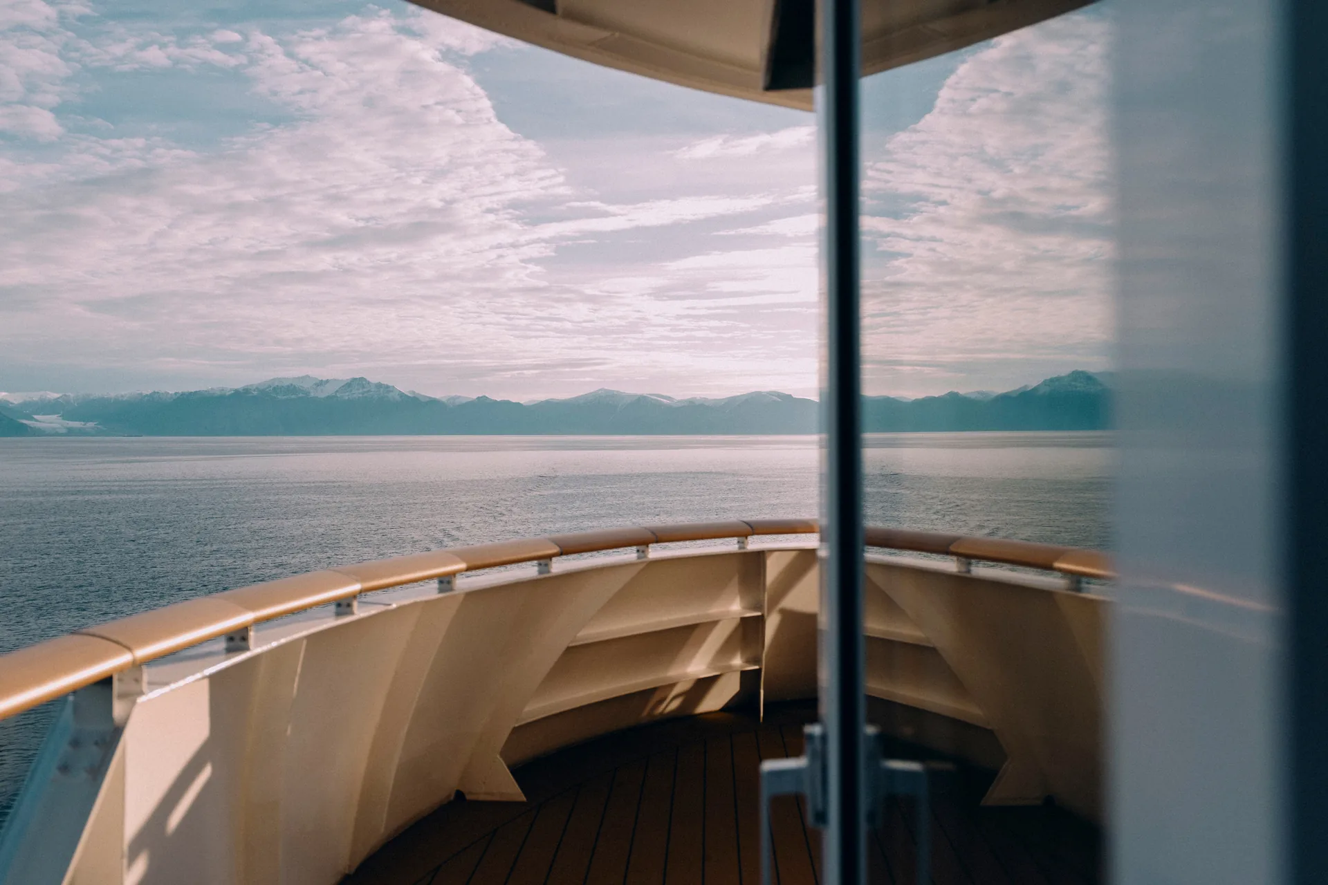 Observation Deck — Geschützter Aussichtsbereich am Bug — bodentiefe Panoramafenster auf die vorbeiziehende Polarlandschaft · Foto: HX