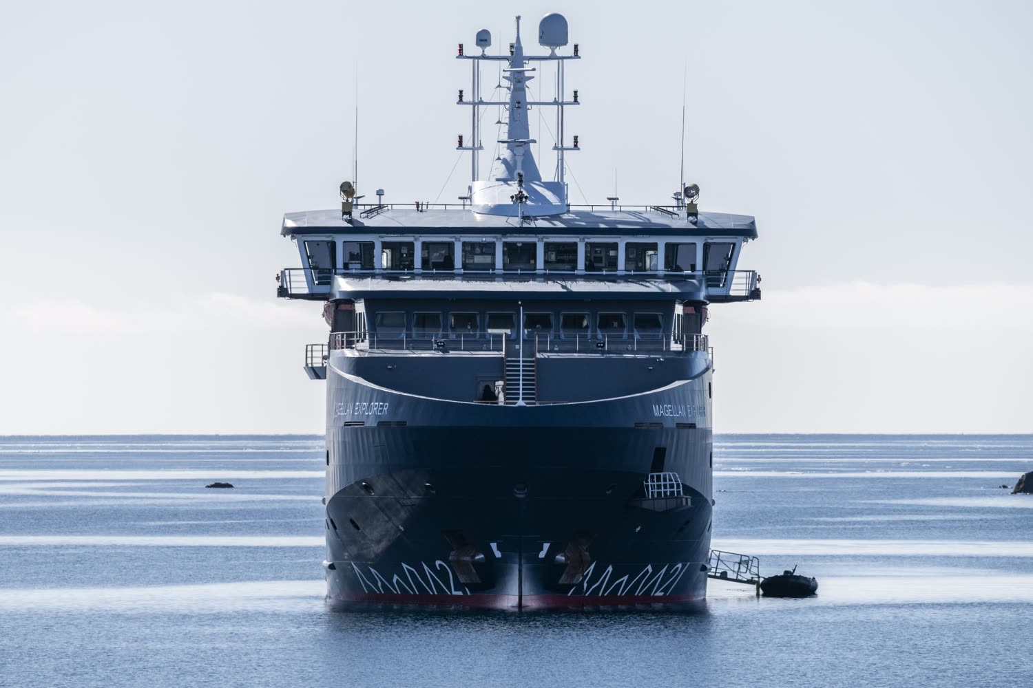 Magellan Explorer frontal vor Anker — Brücke und Bug im stillen Wasser