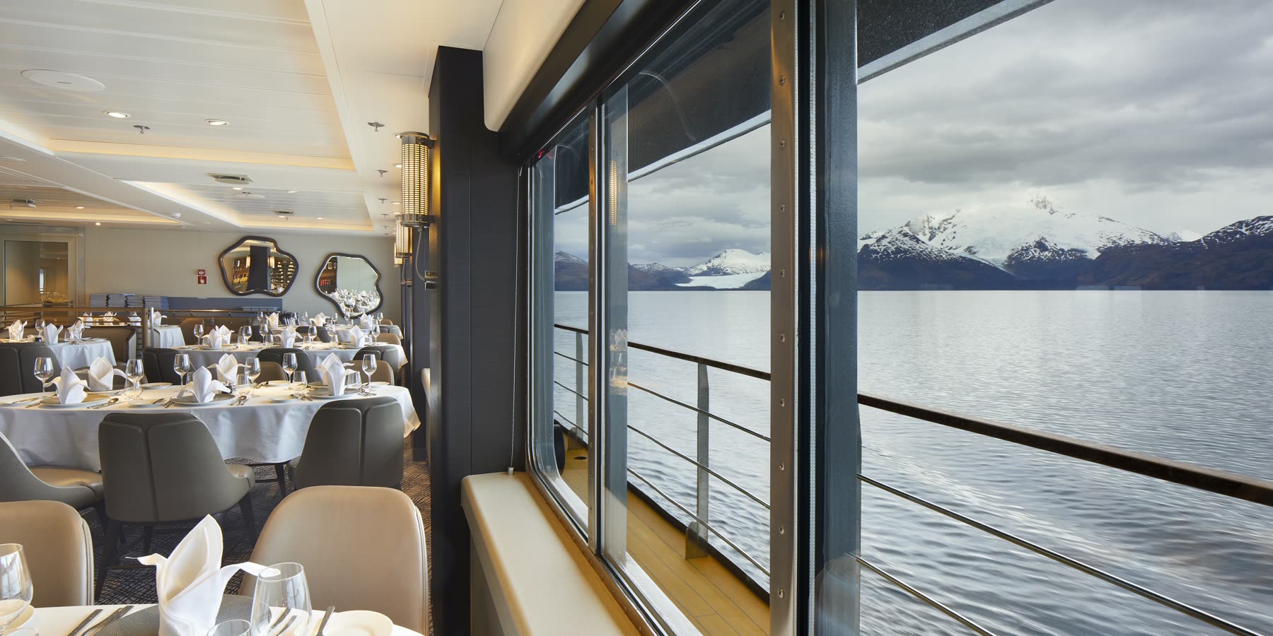 Restaurant — Speisesaal auf Deck 3 mit Meeresblick — kreative Küche, südamerikanisch inspiriert
