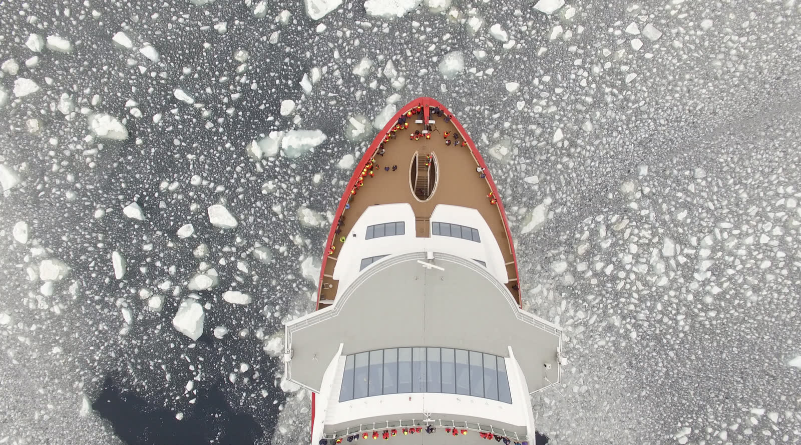 MS Roald Amundsen aus der Luft im Packeis · Foto: Hurtigruten
