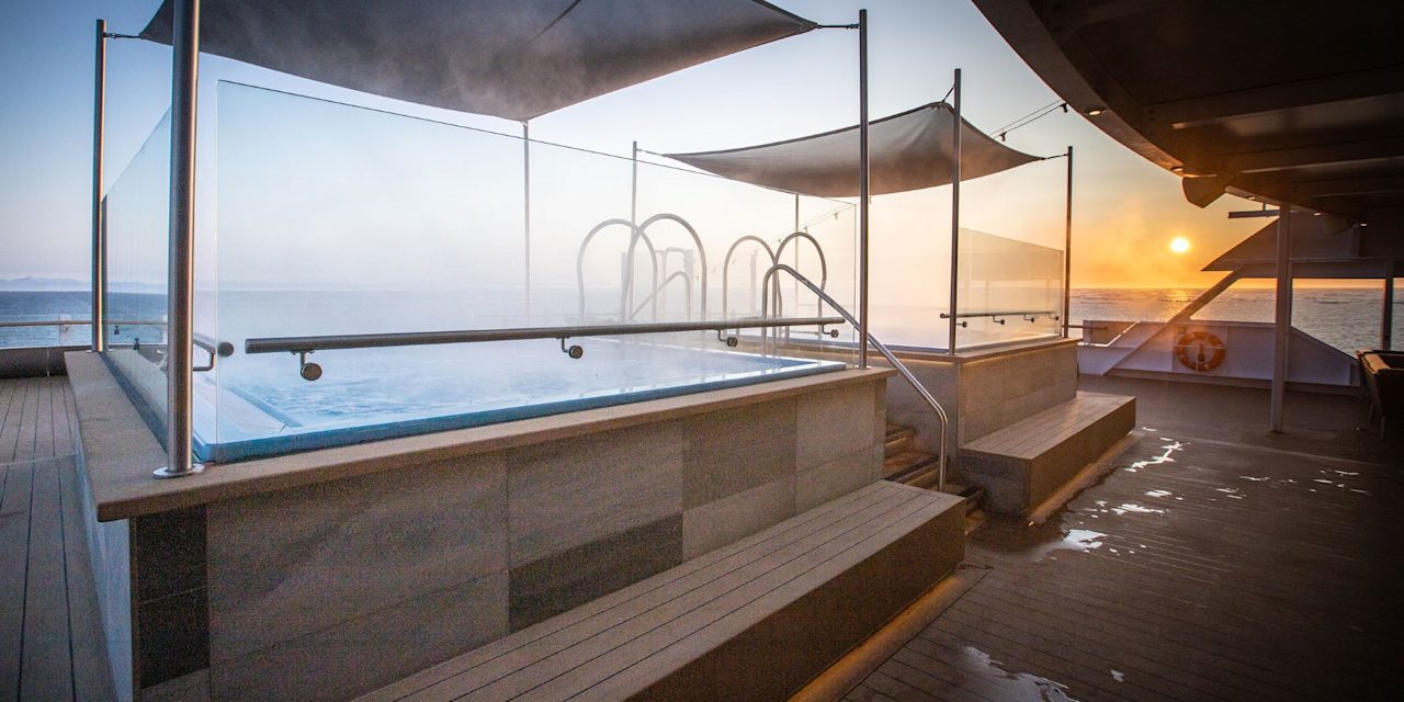 Hot Tubs — Nach dem Landgang im Whirlpool entspannen — mit Blick auf die vorbeiziehende Landschaft