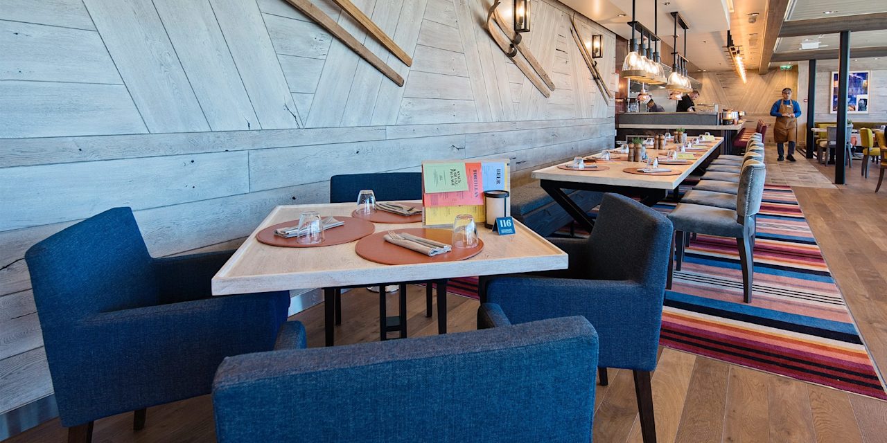 Restaurant Fredheim — Lässiges Bistro mit Finger Food & pflanzlichen Alternativen — auch zum Mitnehmen in die Kabine · Foto: Agurtxane Concellon