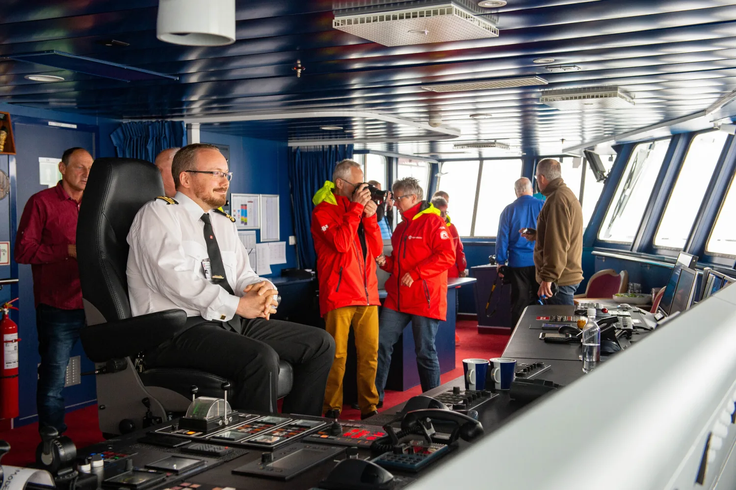 Brücke — Offene Brücke — Besuche bei der Crew gehören zum Expeditionsalltag