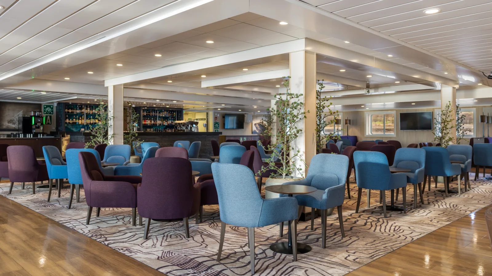 Explorer Lounge & Bar — Gesellige Panorama-Lounge mit Bar — der gesellige Mittelpunkt des Schiffs · Foto: Espen Mills