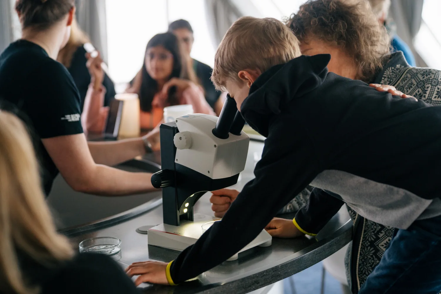 Science Center — Herzstück des Expeditions-Erlebnisses: Mikroskope, Touchscreens & Ausrüstung — Citizen Science an Bord · Foto: Kay Fochtmann