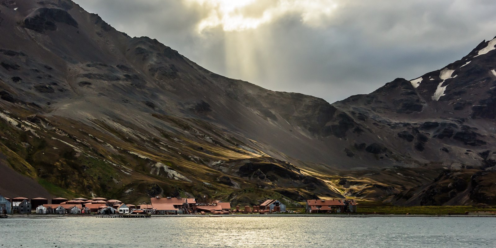 Licht über der verlassenen Walfangstation Stromness auf Südgeorgien