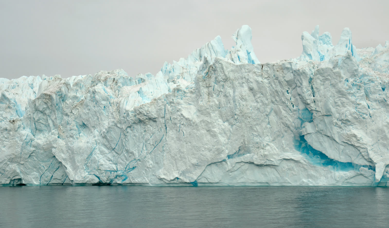 Blaue Gletscherfront eines Gezeitengletschers im Scoresby Sund
