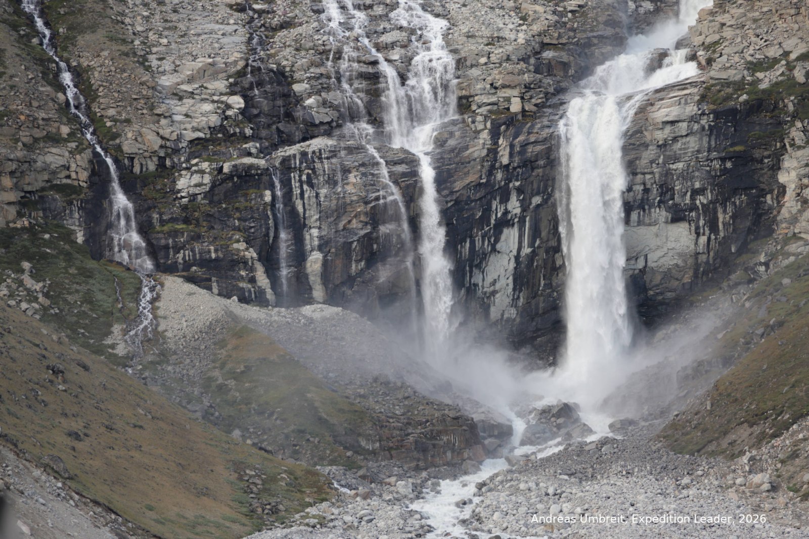 Hoher Wasserfall an einer Steilküste in Westgrönland, vom Schiff aus gesehen