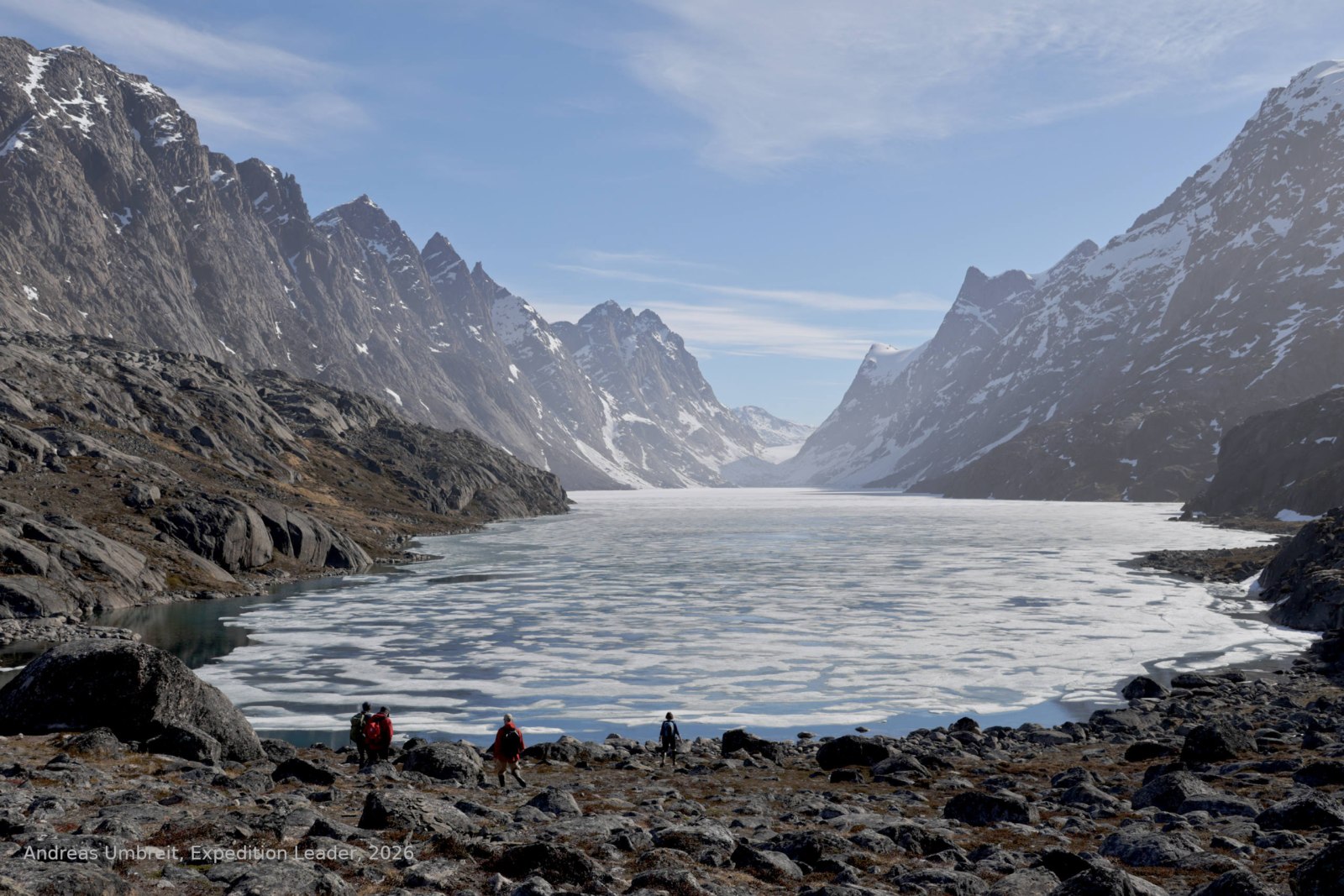 Im Juni noch teilweise zugefrorener Bergsee in der Tundra Westgrönlands