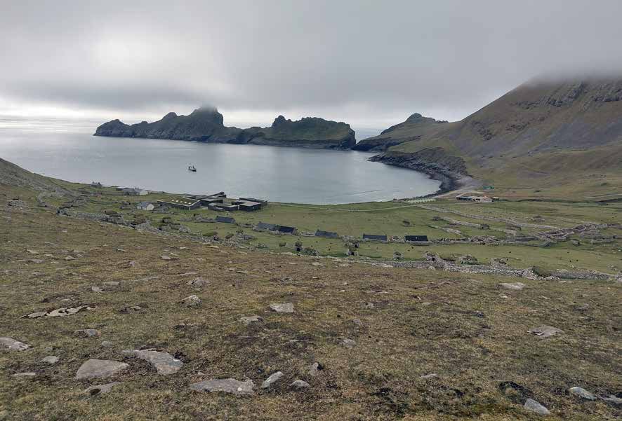 Village Bay auf Hirta, St. Kilda, mit den Ruinen der verlassenen Siedlung