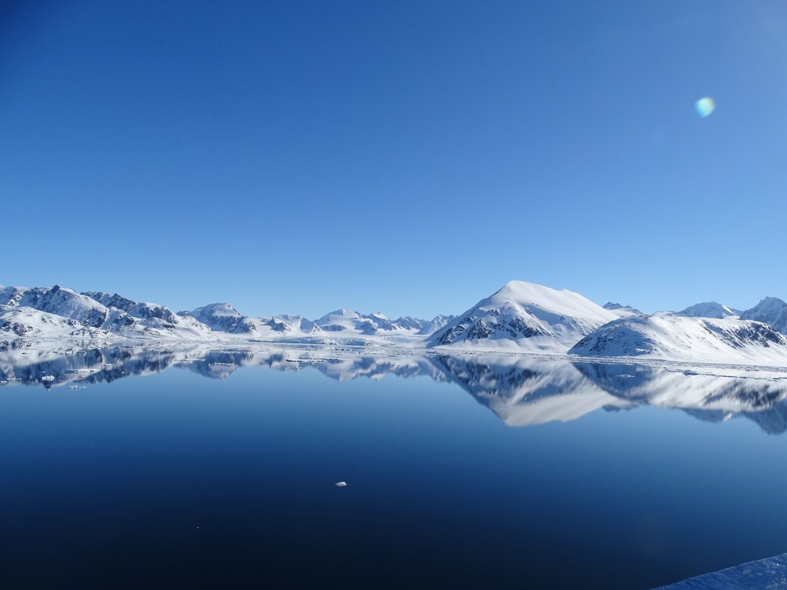 Spiegelglatter Fjord mit Bergpanorama und Gletscher auf Spitzbergen