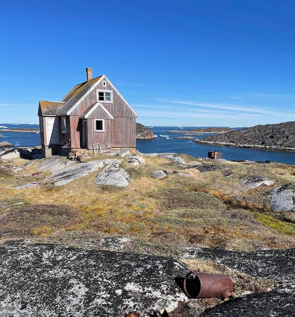 Verfallenes Holzhaus auf der verlassenen Insel Imerissoq in der Diskobucht, Grönland