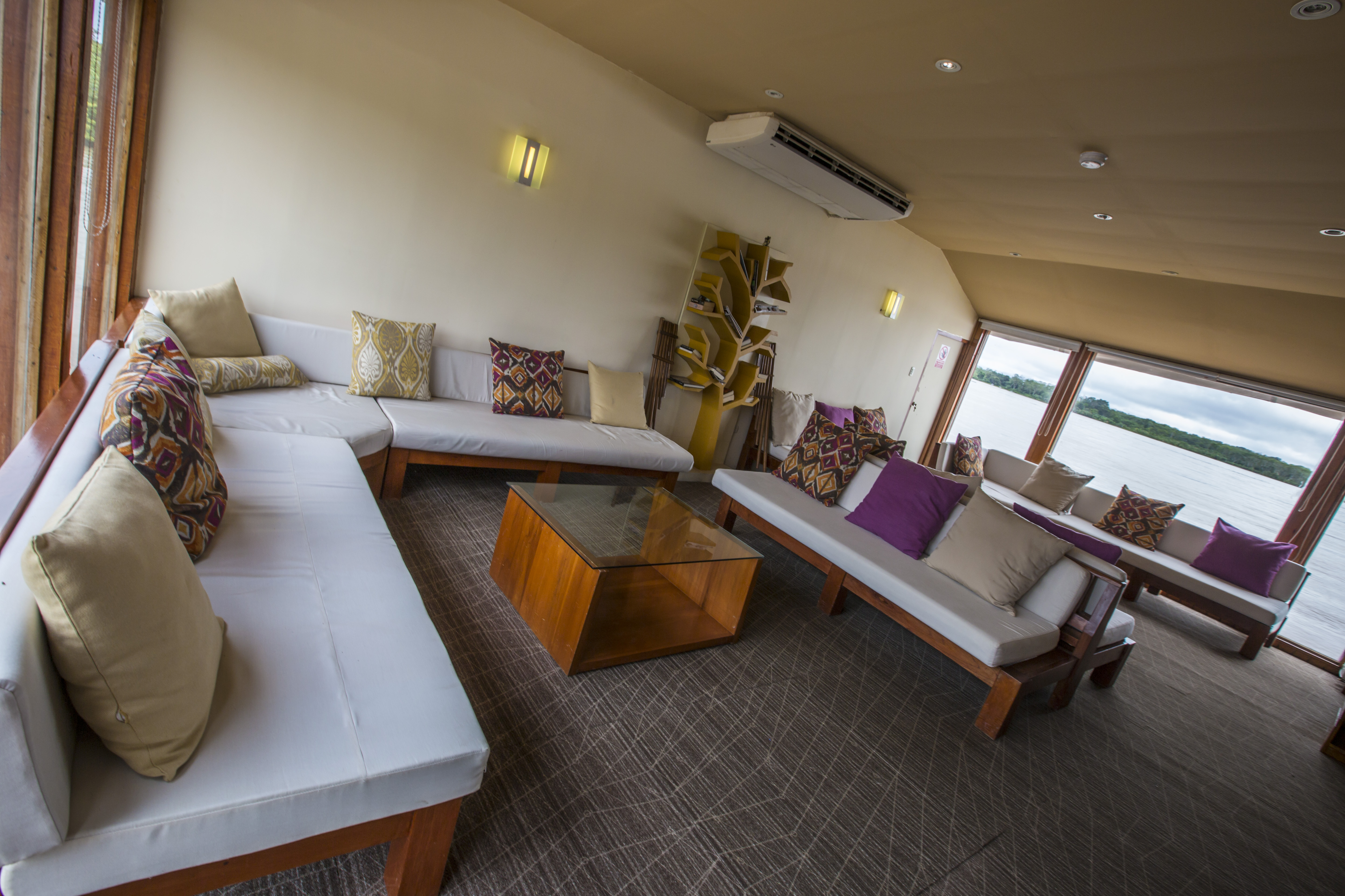 Lese-Lounge — Ruhebereich mit Bibliothek