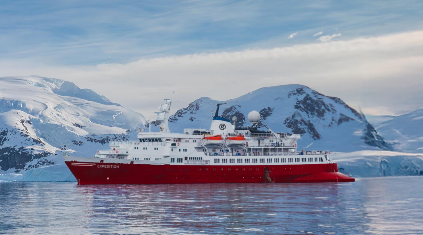 Im polaren Wasser — MS Expedition vor verschneiten Bergketten