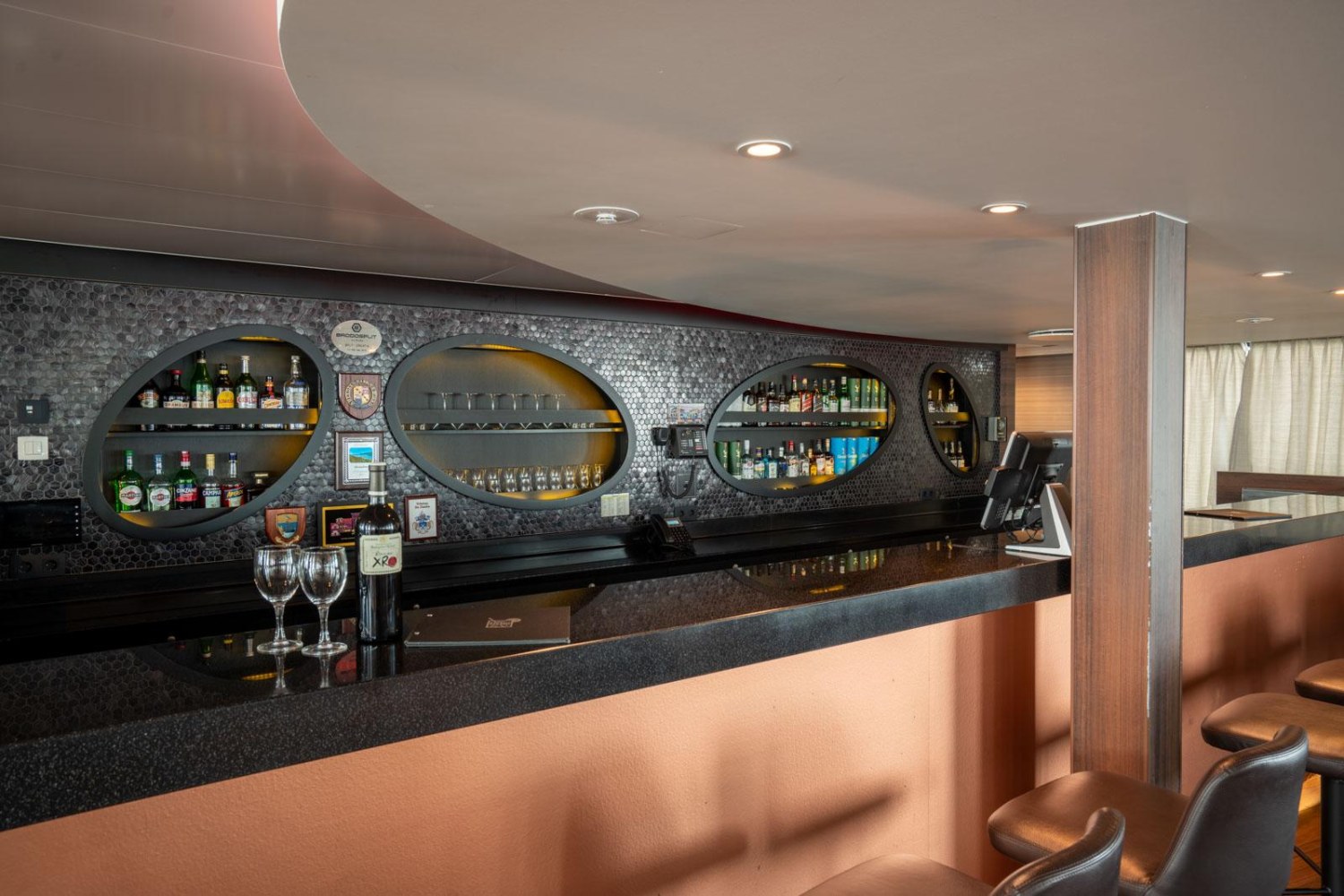Bar — Lounge mit Panoramafenstern