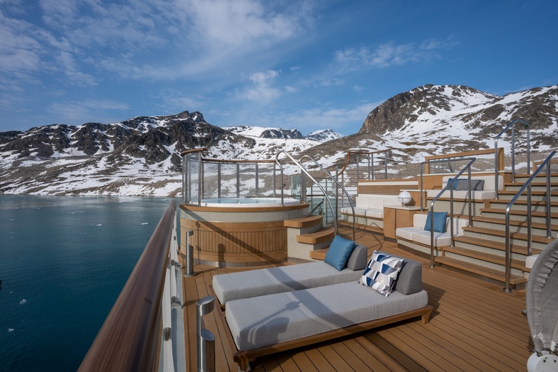 Pooldeck — Zwei Jacuzzis mit Blick über die Reling