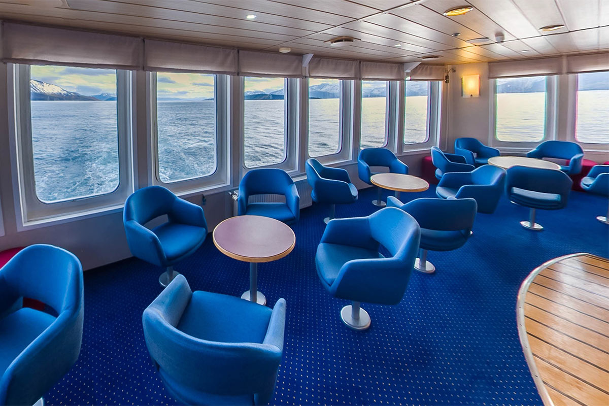 Aft Saloon — Salon im Heck mit gemuetlichen Sitzen