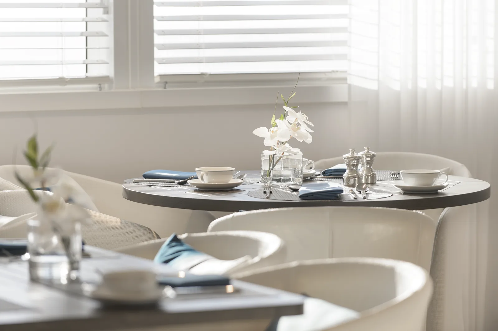 Grand Salon — Hauptsalon mit Bar und bodentiefen Panoramafenstern