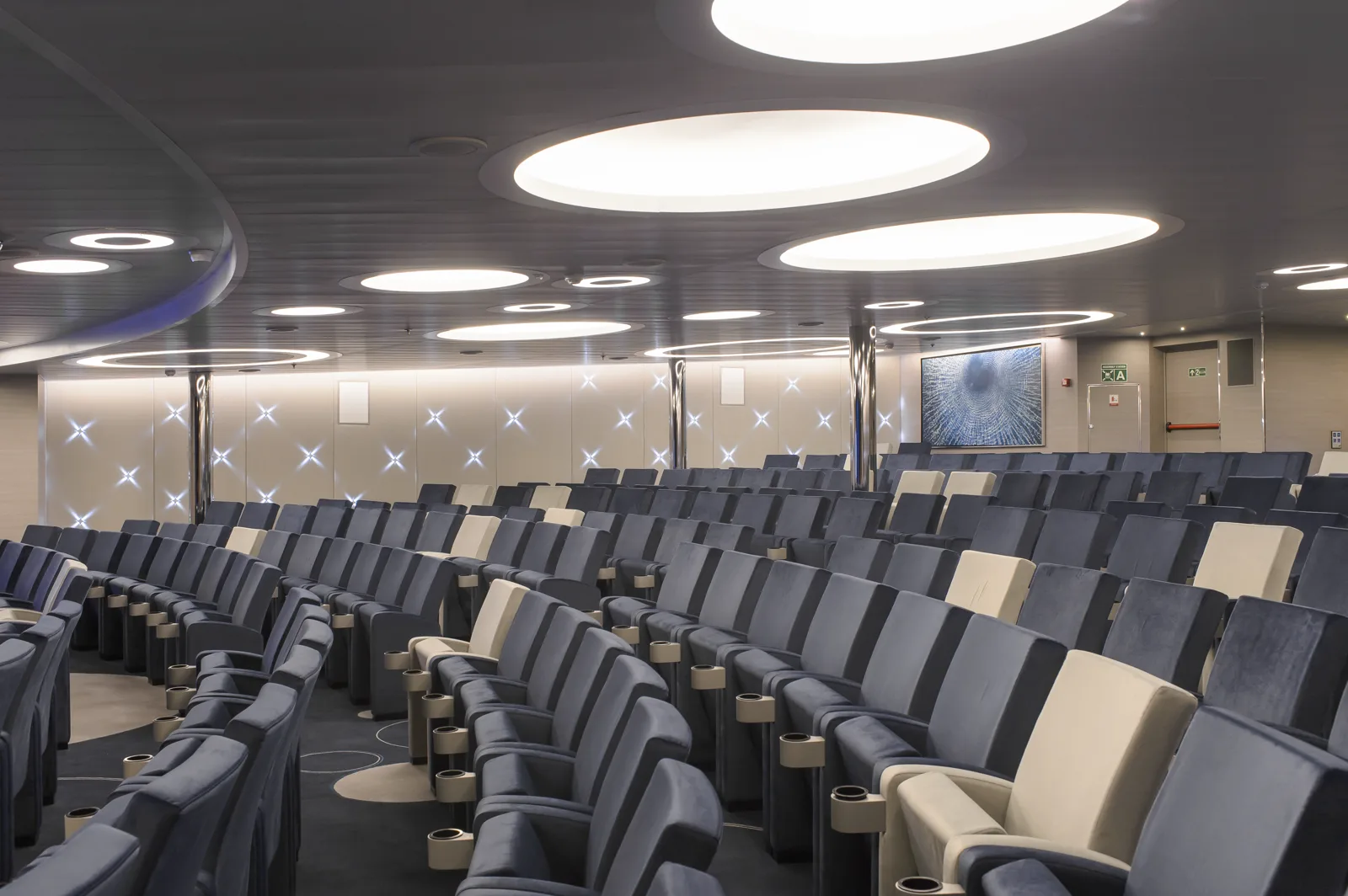 Salon Panoramique — Panorama-Lounge mit Rundblick auf das Polarmeer