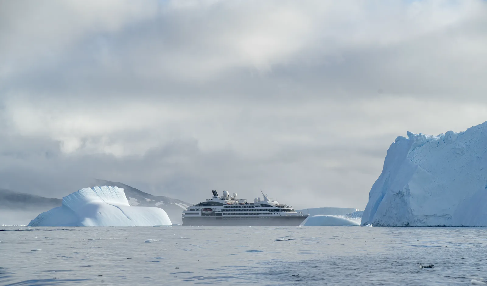 Ponant-Schwesterschiff — Außenansicht im Fjord