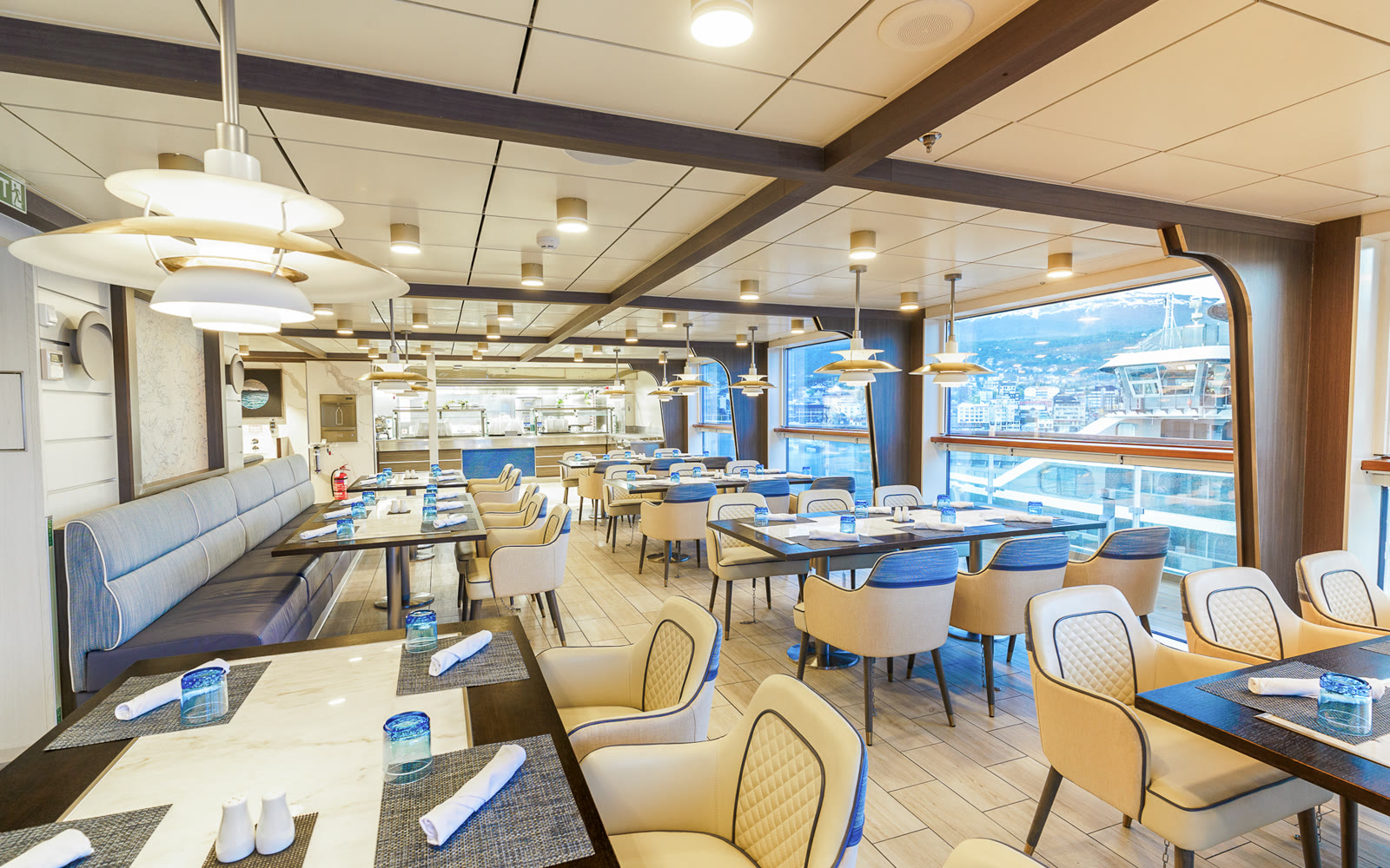 Observation Bistro — Lockeres Bistro mit Aussicht auf Deck 8