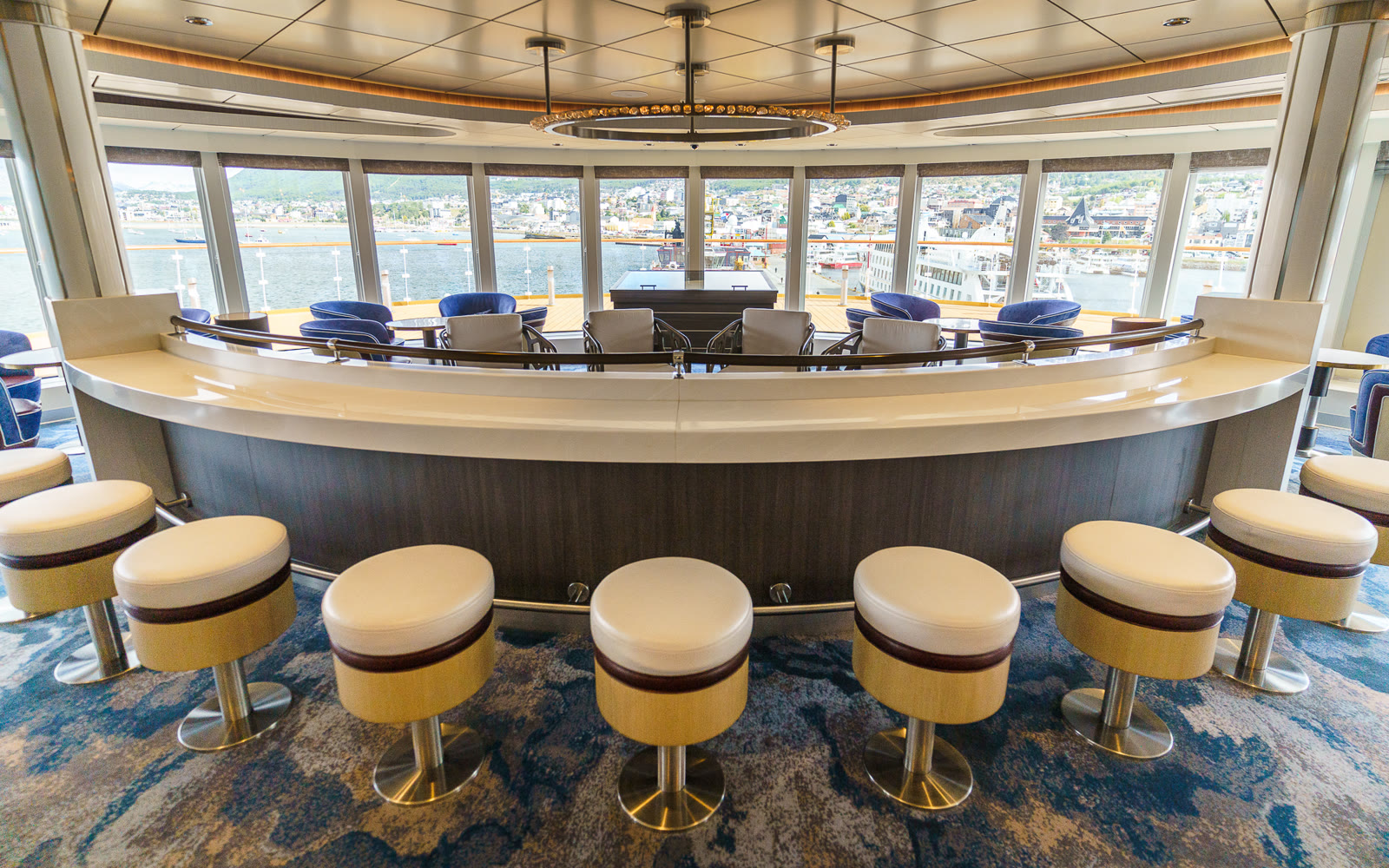 Lounge-Bar — Bar mit Panoramafenstern
