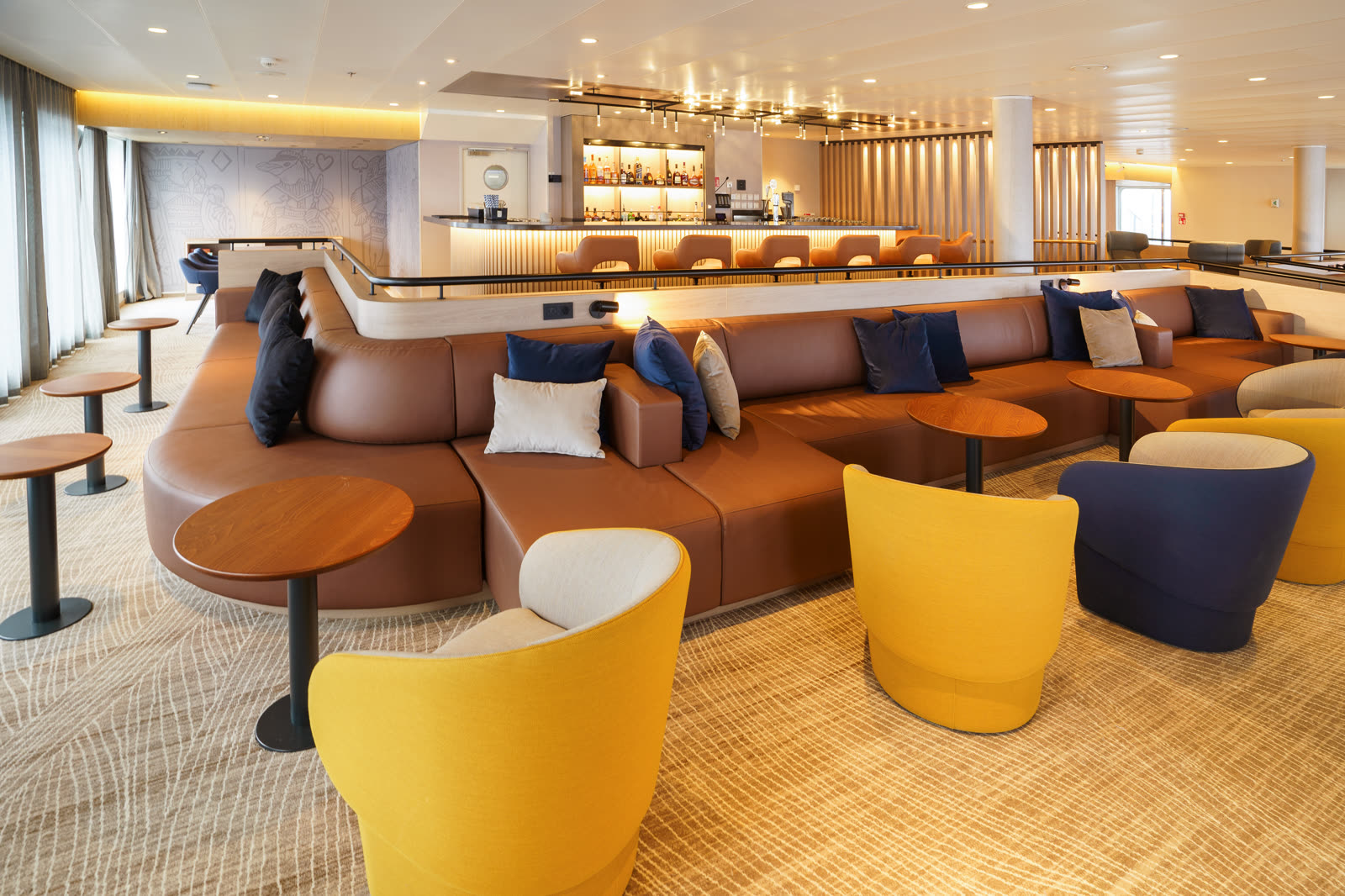Panorama Lounge — Gemütliche Sitzbereiche mit Blick nach draußen