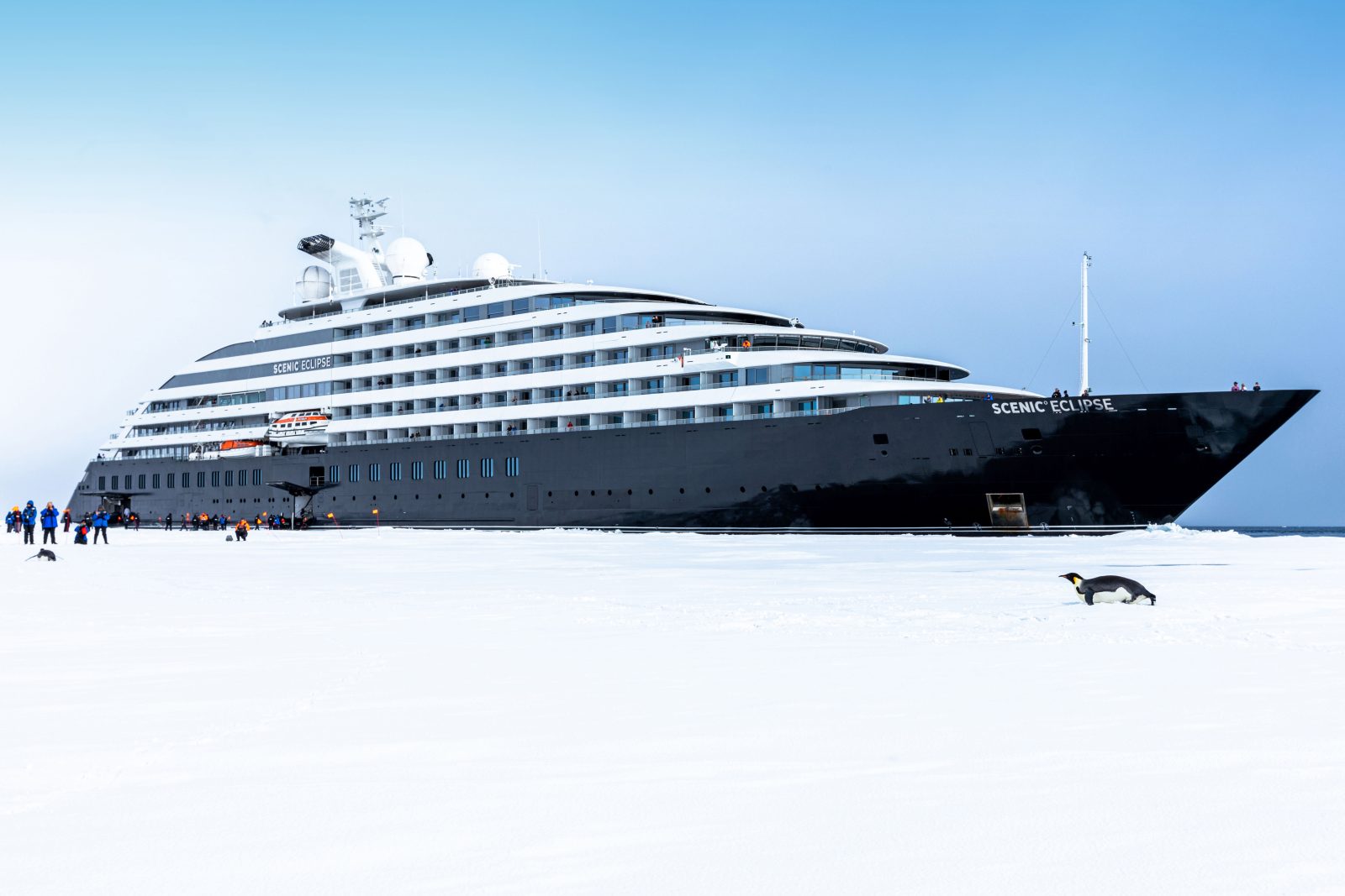 Am Eisrand — Kaiserpinguine vor dem Schiff im Weddellmeer
