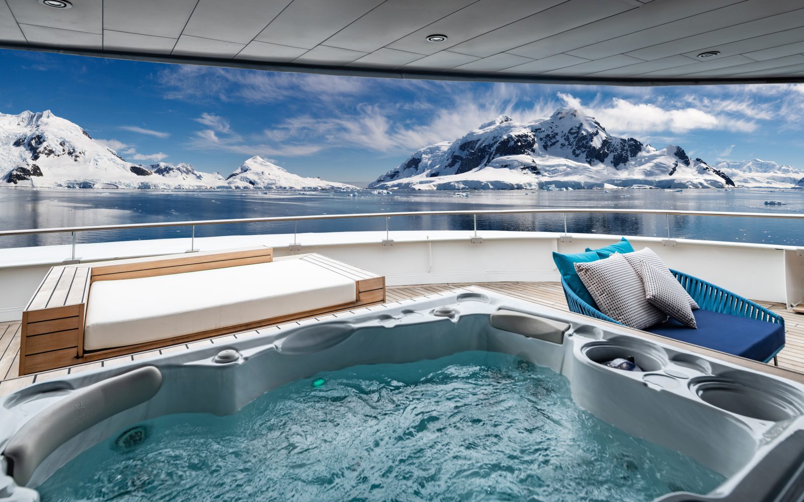 Whirlpool auf der Terrasse der Owner’s Penthouse Suite, Antarktis