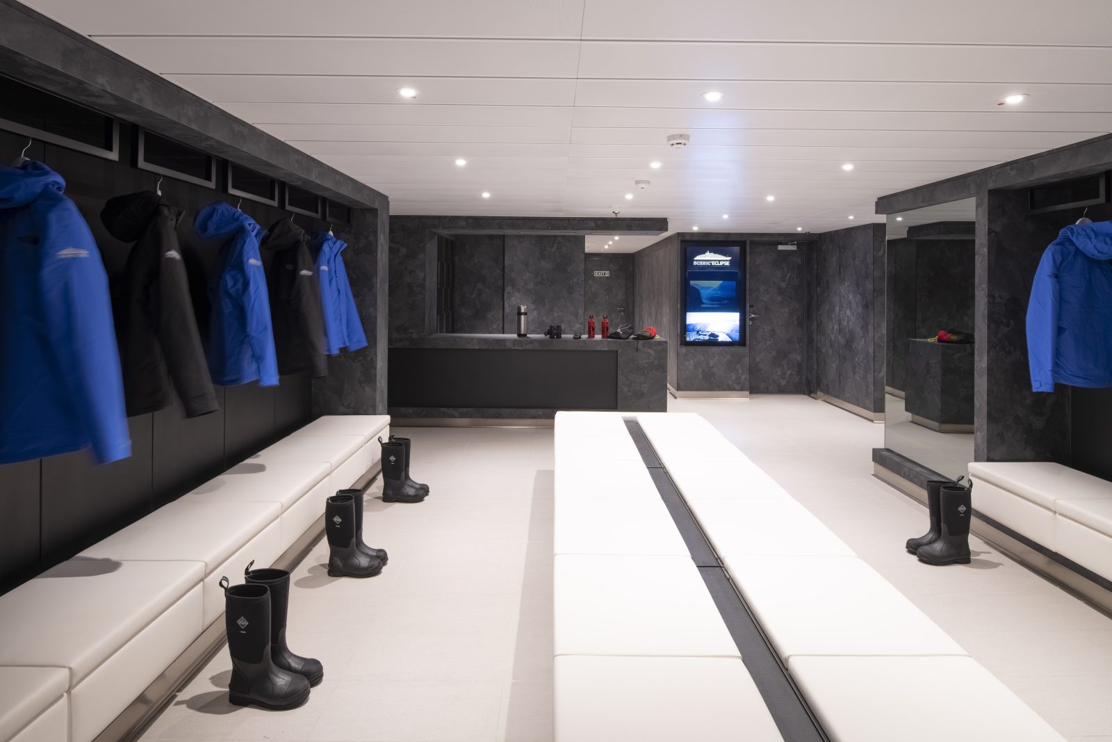 Mud Room — Parkas und Polarstiefel — jeder Gast hat seinen Platz